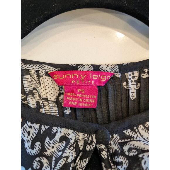 Sunny Leigh Petite PS Sleeveless Pleated Top Black & Ivory Medallion Print - Picture 3 of 5